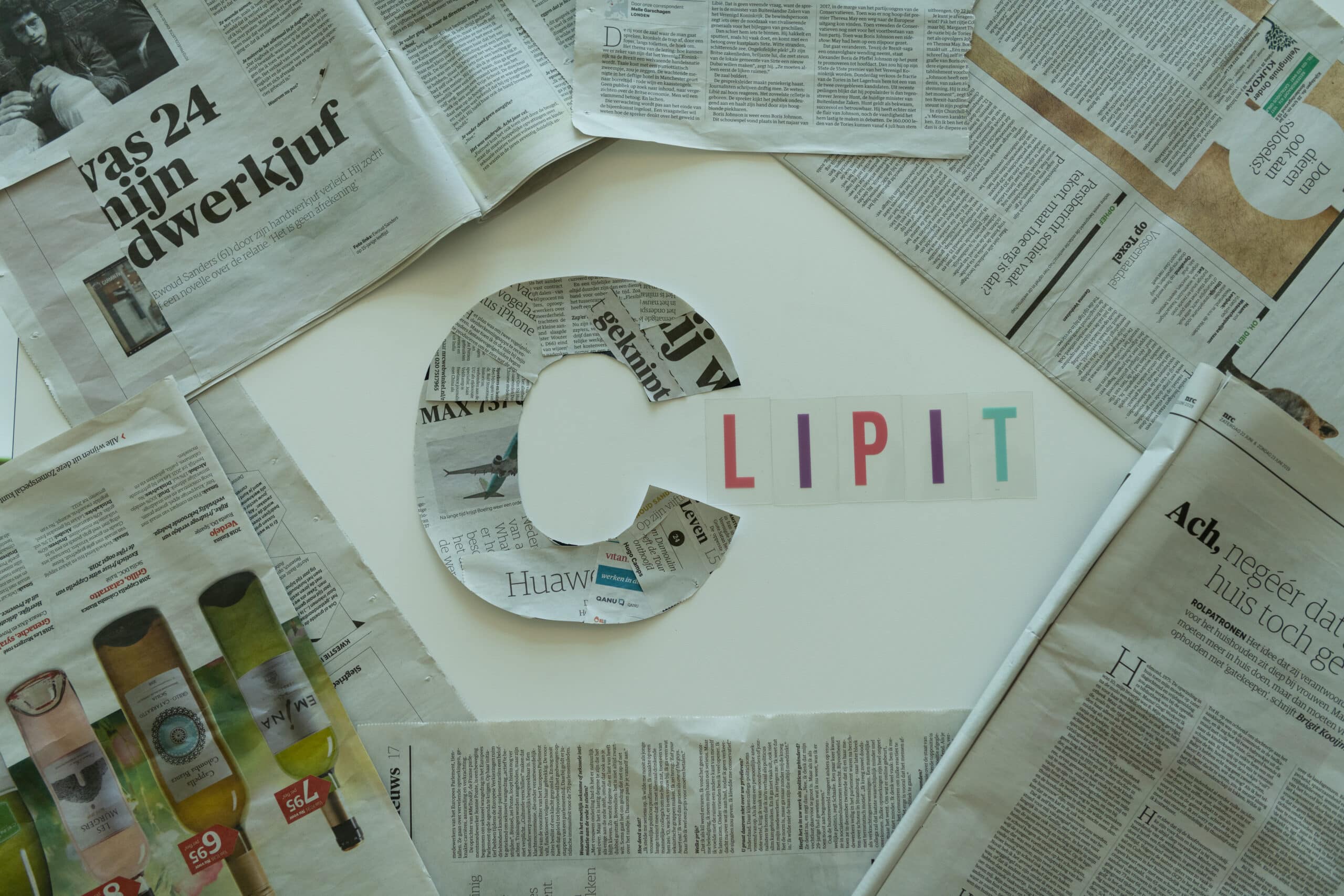 Het woord Clipit gemaakt van knipselkrant stukken